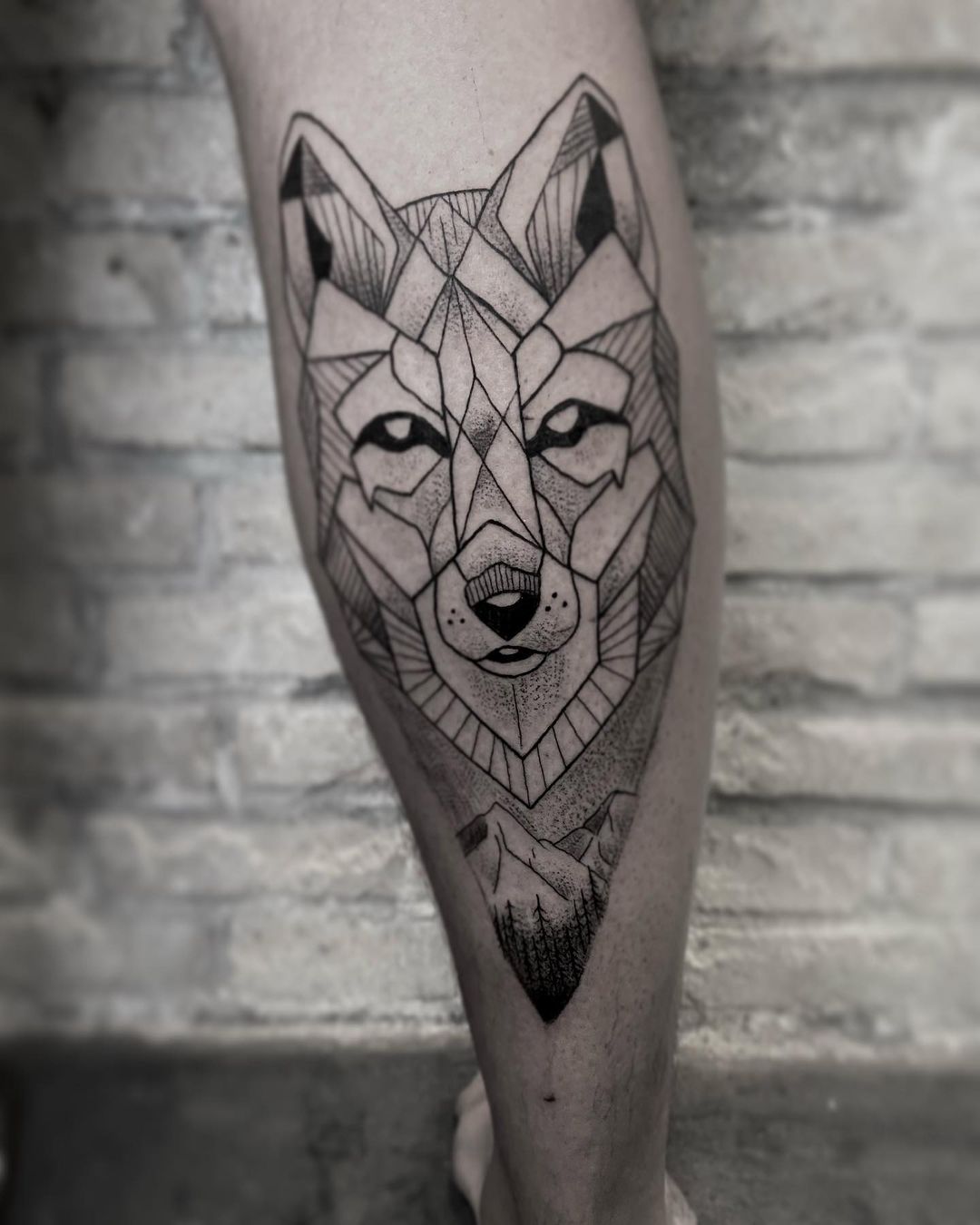 Стильные дизайны татуировки волка на руке мужчин